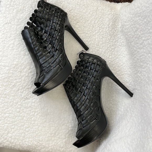 Calvin Klein Rayven Leather Bootie 6 1/2 - Picture 5 of 8